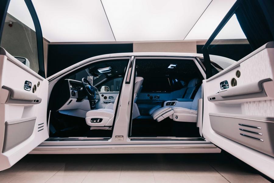 Интерьер Rolls-Royce Phantom Tranquillity 2019 года  (фото 13 из 17)